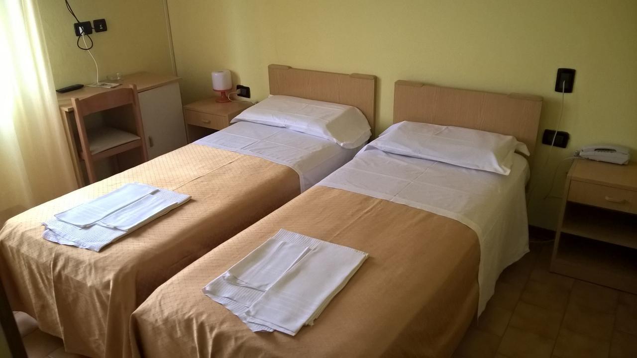 Hotel Parigi Castel San Pietro Terme Kamer foto